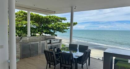 Luxury Beach front 7-bedroom house with AC in Playa Coronado Panama