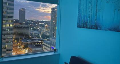 Cozy 1 Bedroom near Rogers Place Heart of Downtown