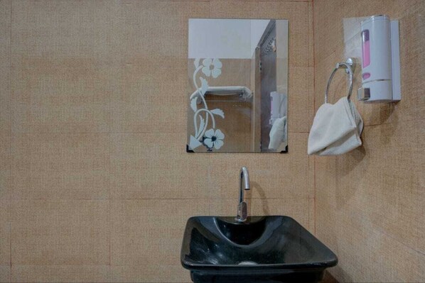Shower, free toiletries, towels, soap - Amara Inn (Greater Noida)