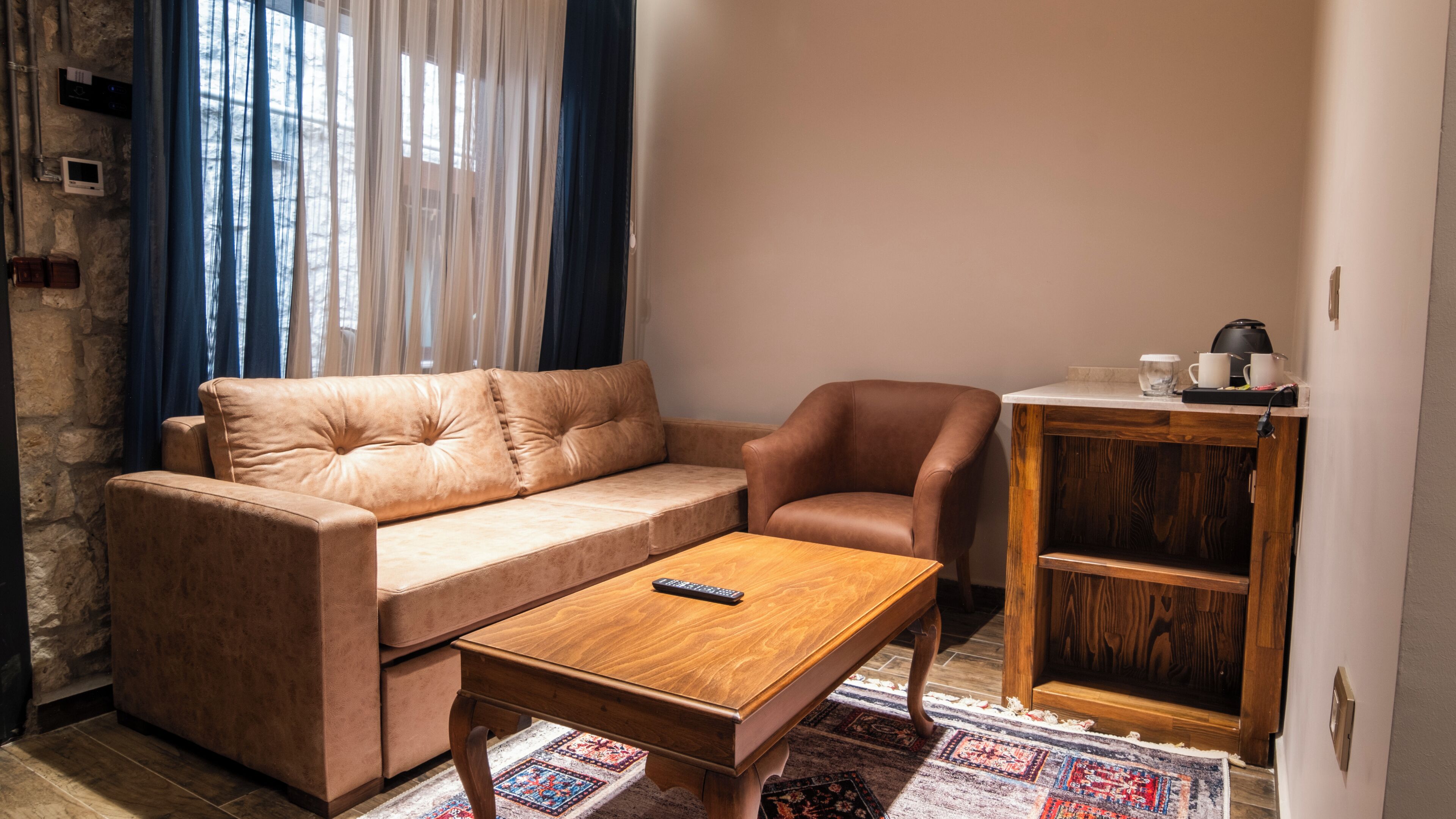 普通套房, 花園景觀 | 起居區 | 70-公分電視，提供衛星頻道