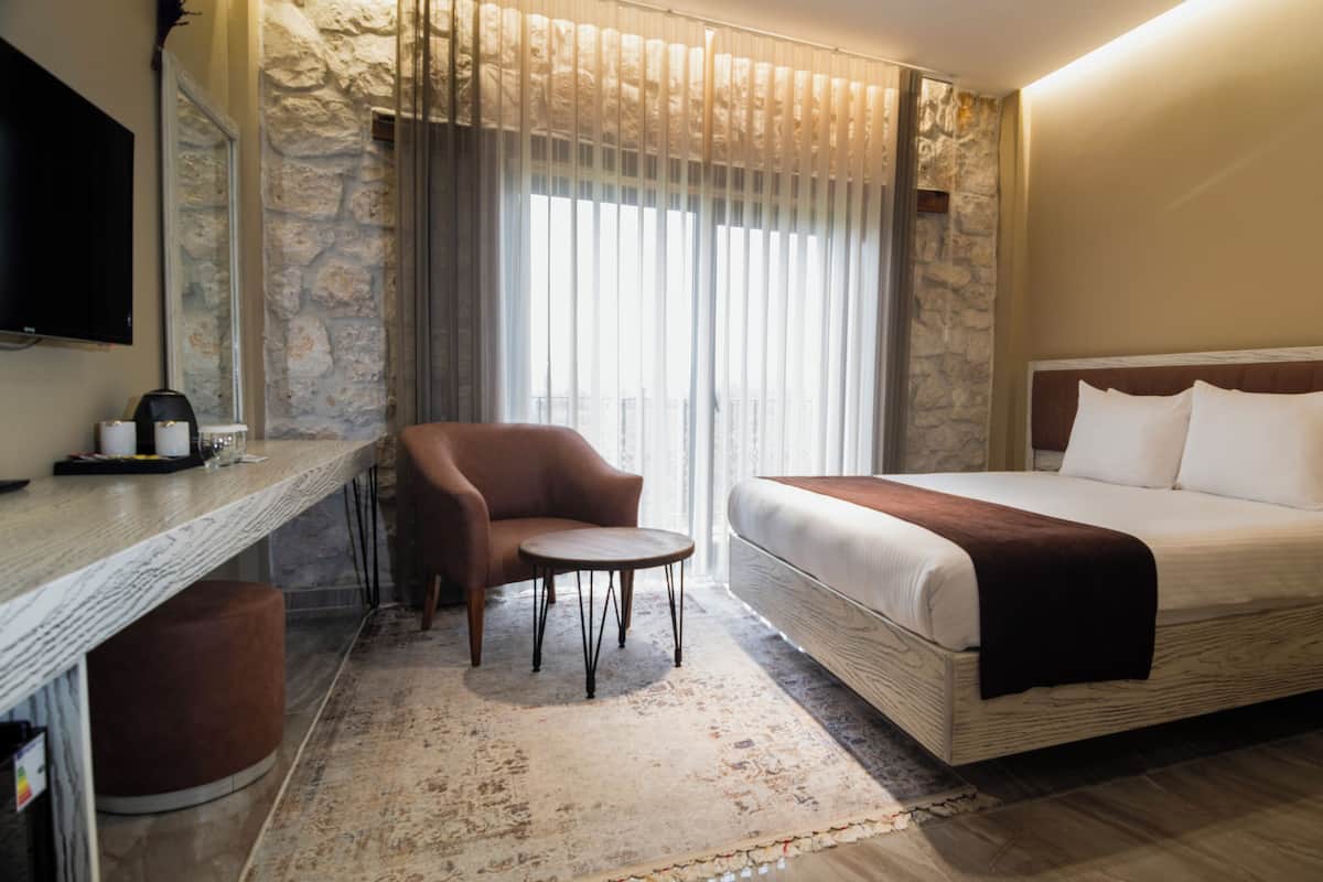 高級寢具、免費迷你吧物品、客房內保險箱、書桌