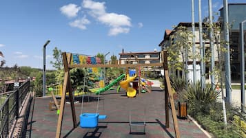 Área de juegos infantiles al aire libre