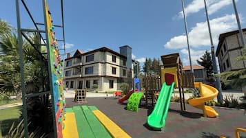 Área de juegos infantiles al aire libre