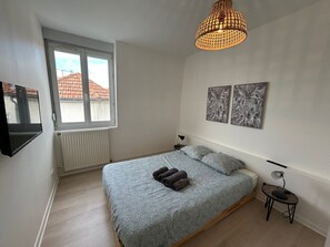 Strygejern/strygebræt, internetforbindelse, sengetøj