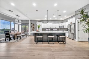 Four à micro-ondes, un four, surface de cuisson, lave-vaisselle