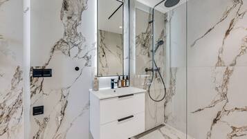 Dusche, Haartrockner, Handtücher, Seife