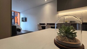 Escritorio, espacio para trabajar con laptop y wifi gratis 