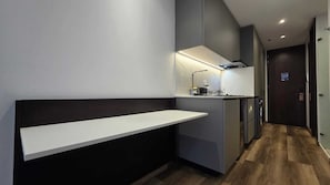 Microondas, horno, placa de cocina, utensilios de cocina