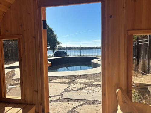 Tackle Box Retreat: Waterfront Escape with Fishing, Spa, Sauna, Pool & Gym