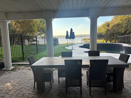 Tackle Box Retreat: Waterfront Escape with Fishing, Spa, Sauna, Pool & Gym