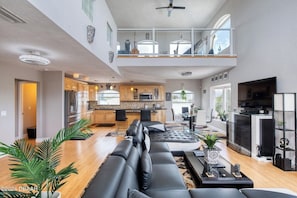 Smart TV, fireplace - Stunning Key West style villa with Ocean views of world-famous Ormond Beach (Ormond Beach)