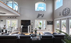 Smart TV, fireplace - Stunning Key West style villa with Ocean views of world-famous Ormond Beach (Ormond Beach)