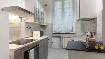 KylskÄp, mikrovÄgsugn, ugn och spishÀll