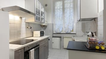 Geladeira, micro-ondas, fogĂŁo, cooktop