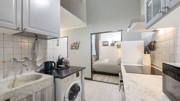 Een koelkast, een magnetron, een oven, een kookplaat