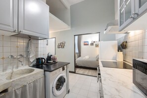 Een koelkast, een magnetron, een oven, een kookplaat