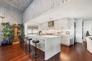 Een koelkast, een magnetron, een oven, een kookplaat