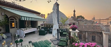 屋外ダイニングエリア