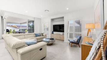 Smart TV, books, stereo, offices