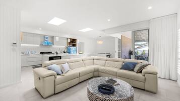 Smart TV, books, stereo, offices