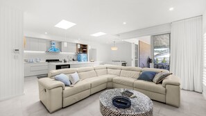 Smart TV, books, stereo, offices