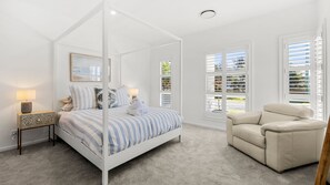 4 habitaciones, escritorio y tabla de planchar con plancha 