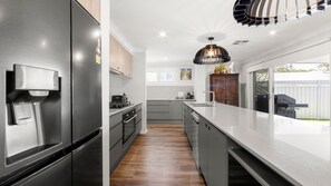 Frigorífic, microones, forn i placa de cuina