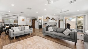 Televisor intel·ligent, llibres i estèreo