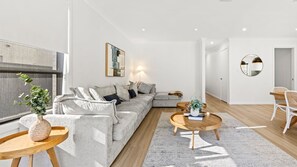 Smart-TV, bøker og stereoanlegg