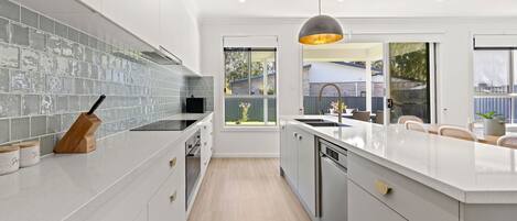 Een koelkast, een microgolfoven, een oven, een kookplaat