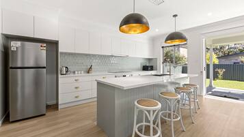 Frigorifero, microonde, forno, piano cottura