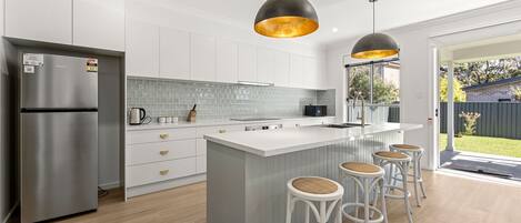 Køleskab, mikrobølgeovn, ovn, kogeplade