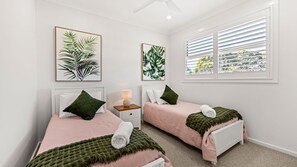 5 habitaciones, tabla de planchar con plancha y cuna de viaje 