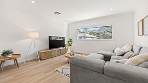 Una Smart TV, libros, un reproductor estéreo