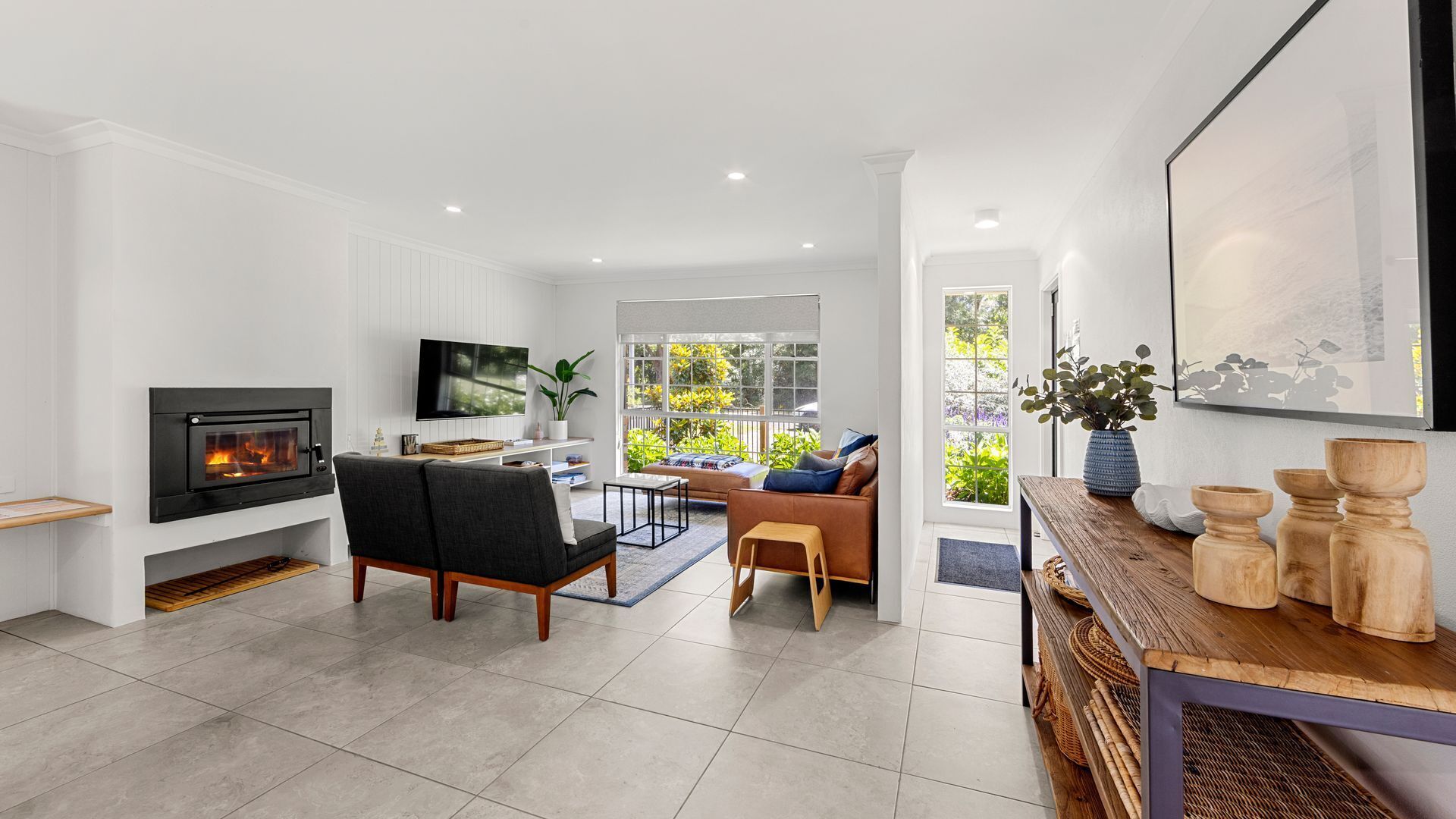 Smart TV, fireplace, books, stereo