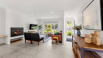 Smart TV, fireplace, books, stereo