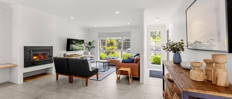 Smart TV, chimenea, libros y estéreo