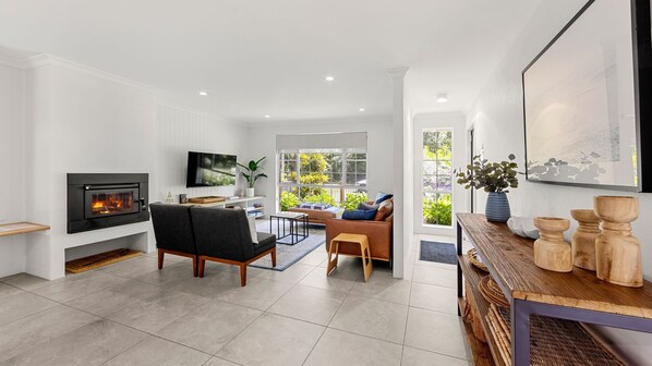 Smart TV, chimenea, libros y estéreo