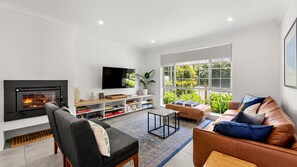 Smart-tv, een open haard, boeken en een stereo