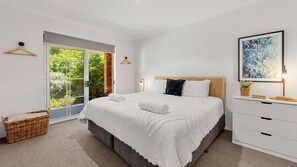 3 habitaciones, tabla de planchar con plancha y cuna de viaje