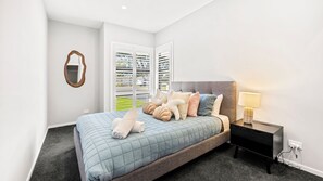 4 habitaciones, escritorio y tabla de planchar con plancha 