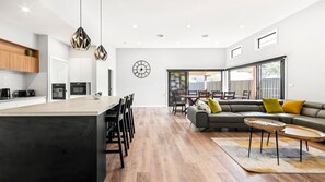 Smart TV, lareira, livros, aparelho de som