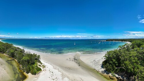 Dolphin Cove - Pet Friendly with Fireplace