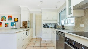 Een koelkast, een magnetron, een oven, een kookplaat