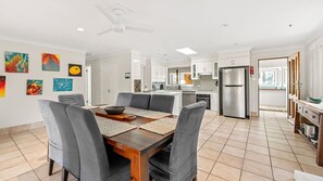 Een koelkast, een magnetron, een oven, een kookplaat