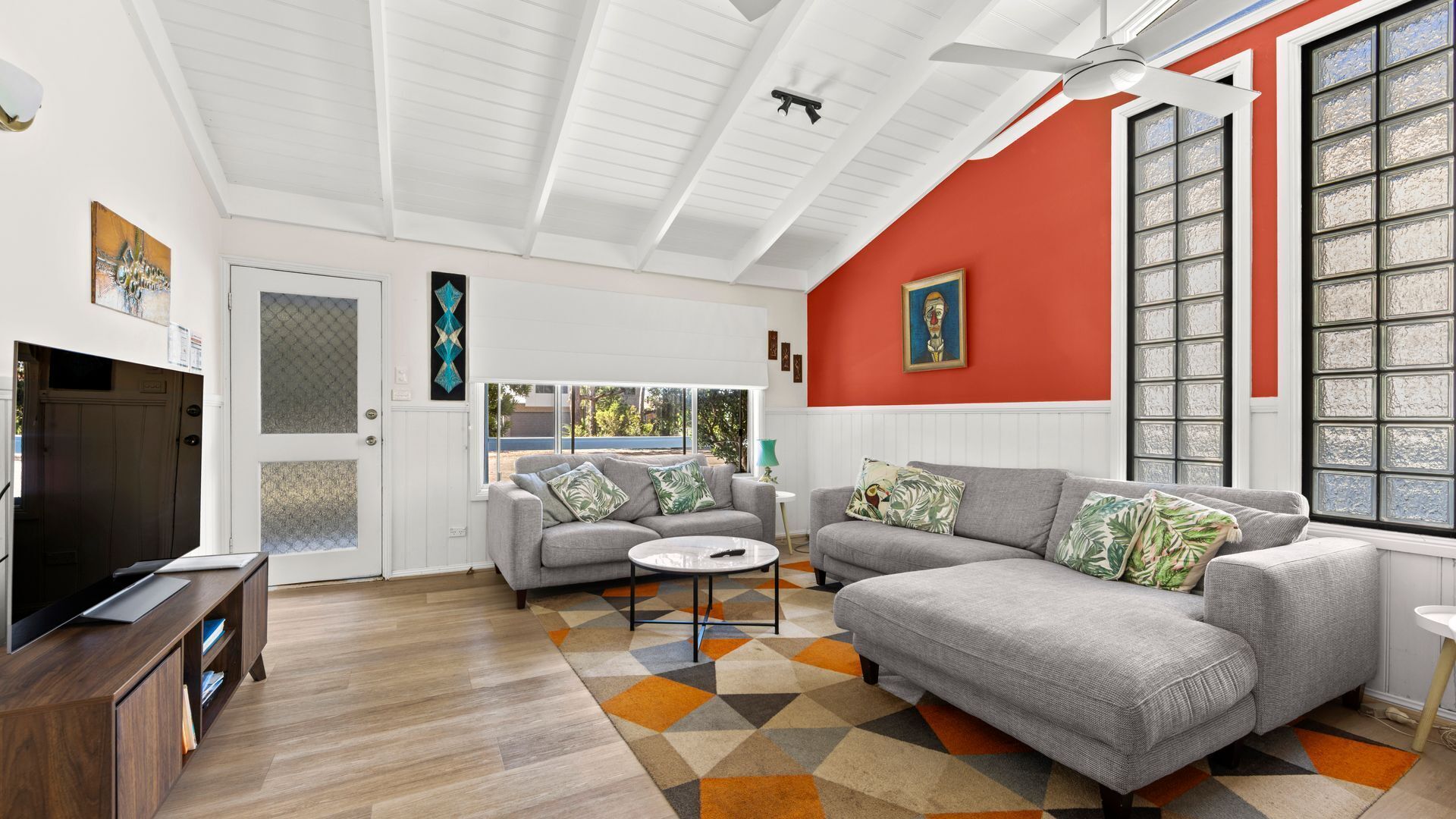 Smart TV, DVD player, books, stereo