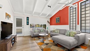 Smart-tv, dvd-spelare, böcker och en stereo