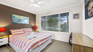 3 bedrooms, iron/ironing board, travel crib, free WiFi - Happy House - Pet Friendly - 5 Min Walk to Beach (Callala Beach)