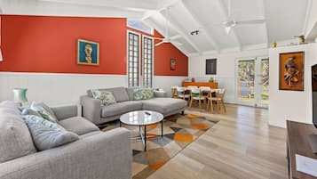 تلفزيون ذكي، مشغل دي في دي، كُتُب، ستيريو