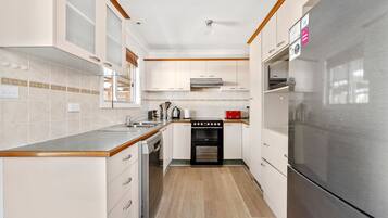 ثلاجة، ميكروويف، فرن، موقد طهي مسطح